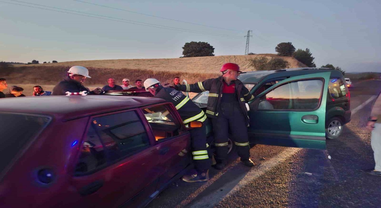 Kütahyada 2 araç kafa kafaya çarpıştı: 2 ölü, 1 yaralı