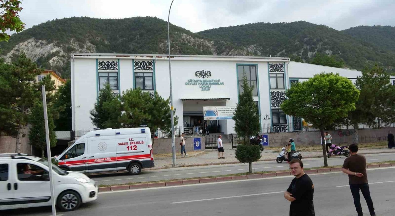 Kütahyada Hanımlar Lokalinde tavan çöktü: 1 yaralı