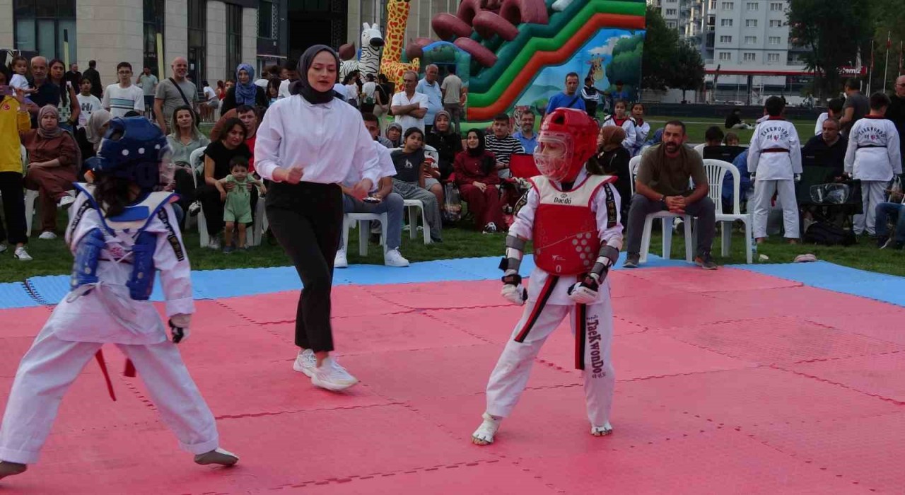 Kütahyada ilk kez düzenlenen Açık Hava Taekwondo Turnuvasına ilgi