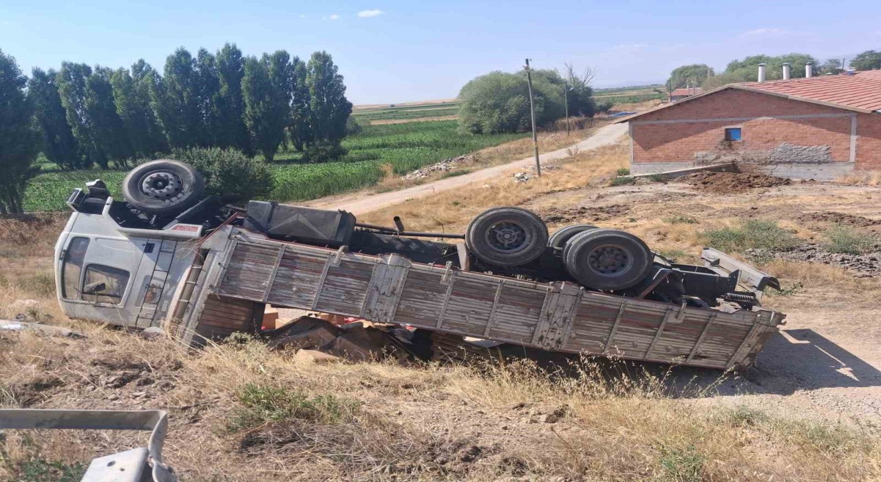 Kütahyada inşaat malzemesi yüklü kamyon devrildi: 1 yaralı