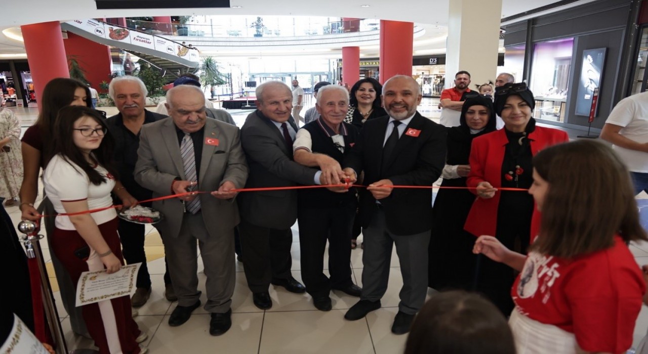 Kütahyada Minik Fırçalarla 30 Ağustos Sergisi açıldı