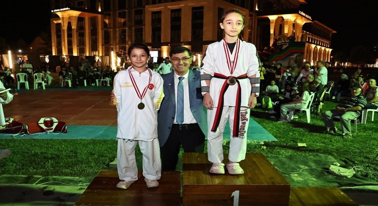 Kütahyada Minikler Taekwondo Turnuvası renkli görüntülere sahne oldu