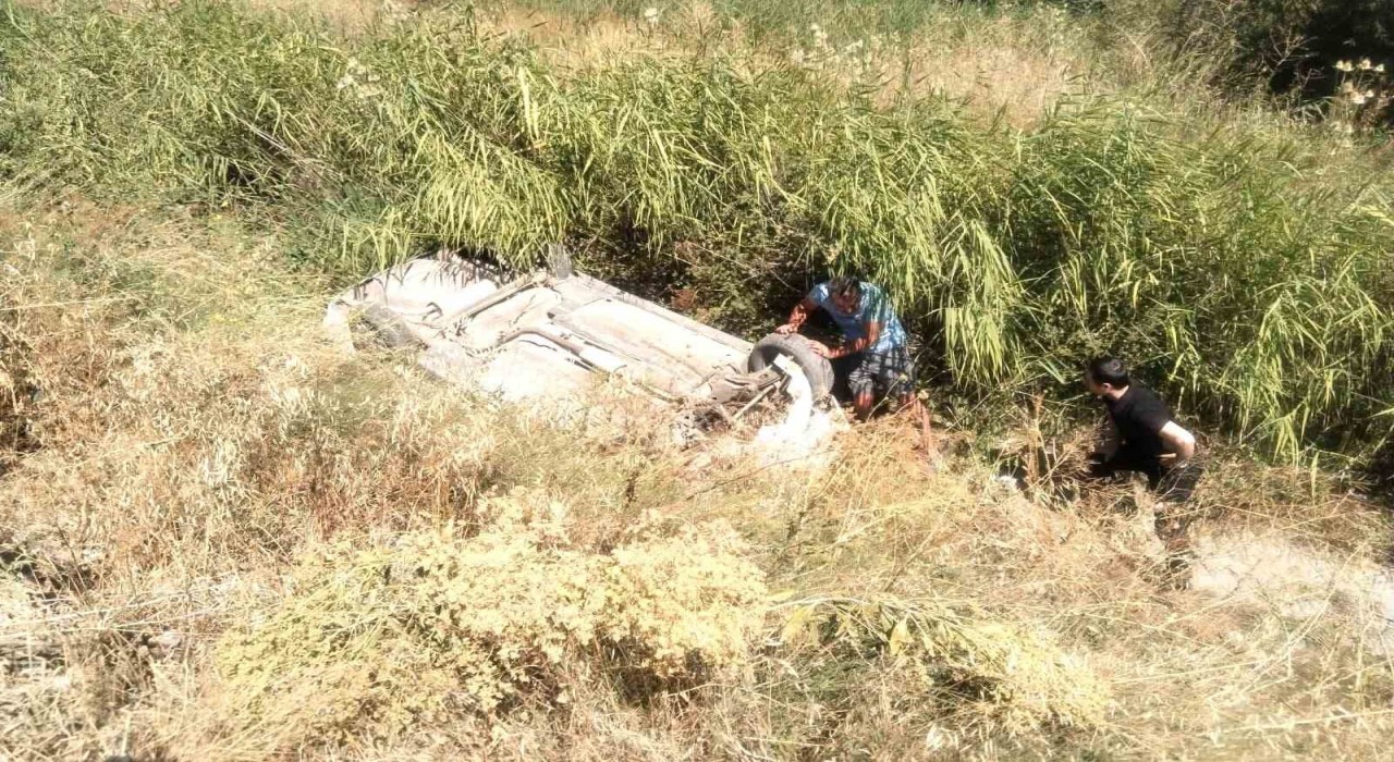 Kütahyada otomobil su kanalına devrildi: 2 yaralı