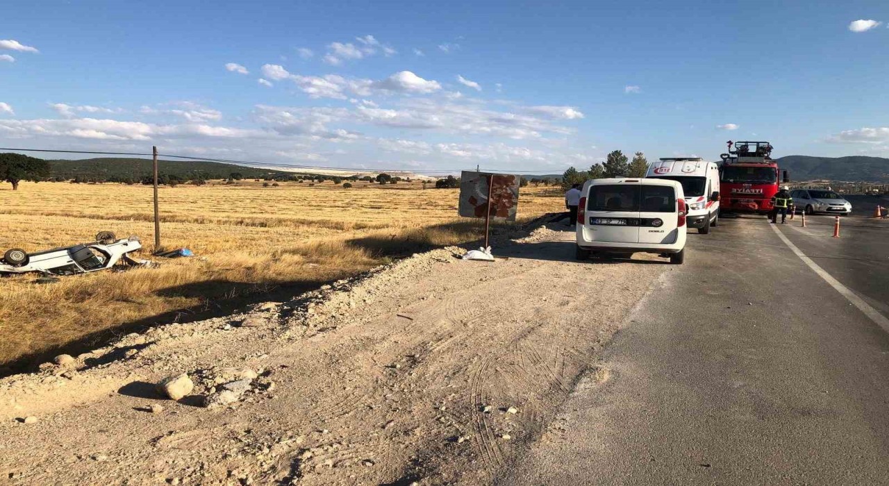 Kütahyada otomobil tarlaya uçtu: 2 yaralı