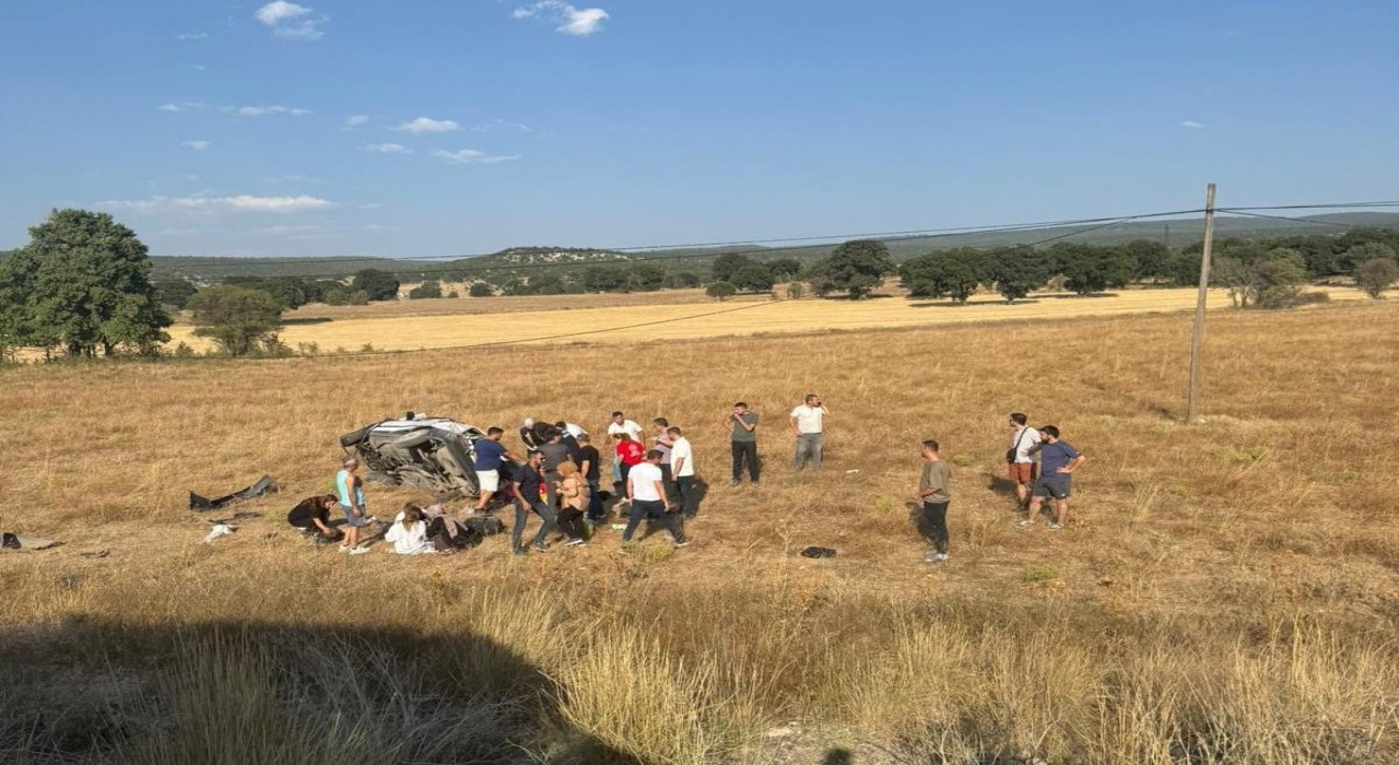 Kütahyada otomobil tarlaya uçtu: 5 yaralı