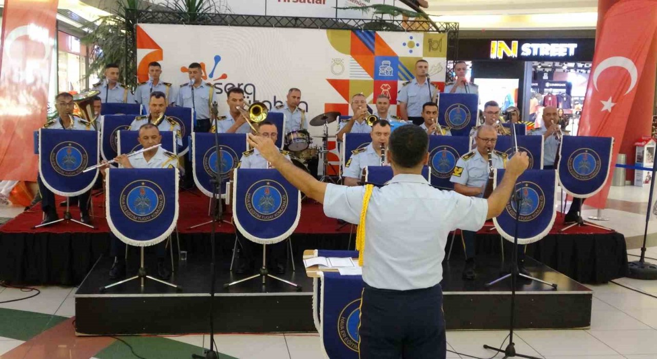 Kütahyada Tugay Bandosundan Zafer Bayramı konseri