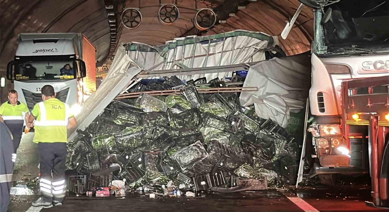 Kuzey Marmara Otoyolunda sebze yüklü tır devrildi: Kilometrelerce araç kuyruğu oluştu