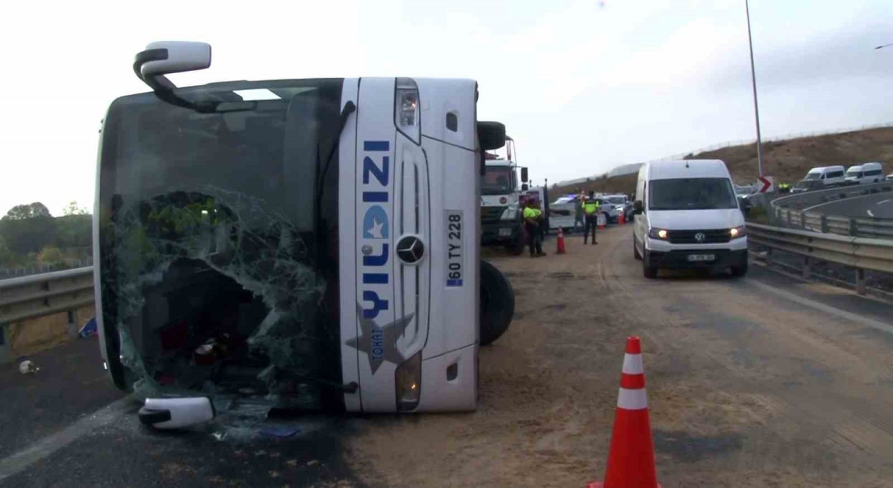 Kuzey Marmara Otoyolunda yolcu otobüsü devrildi: 3 ölü, 20 yaralı
