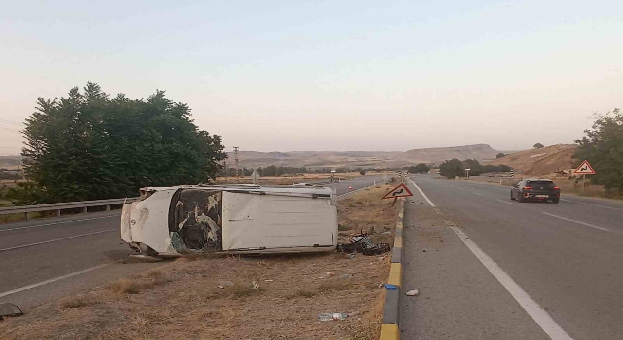 Lastiği patlayan otomobil takla attı: 2 yaralı