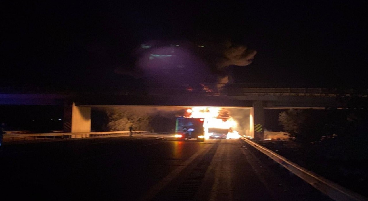 Lastik yüklü tır alev alev yandı