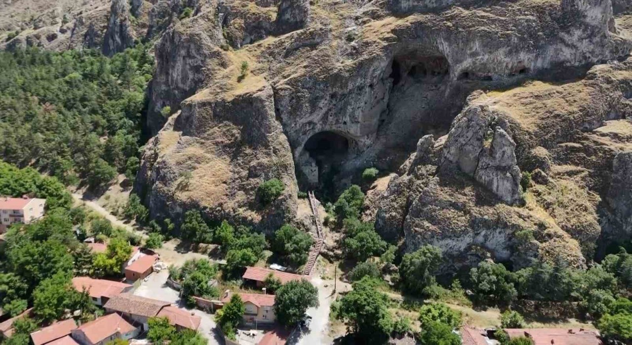 Mağaraları görebilmek için yüzlerce basamak çıkıyorlar