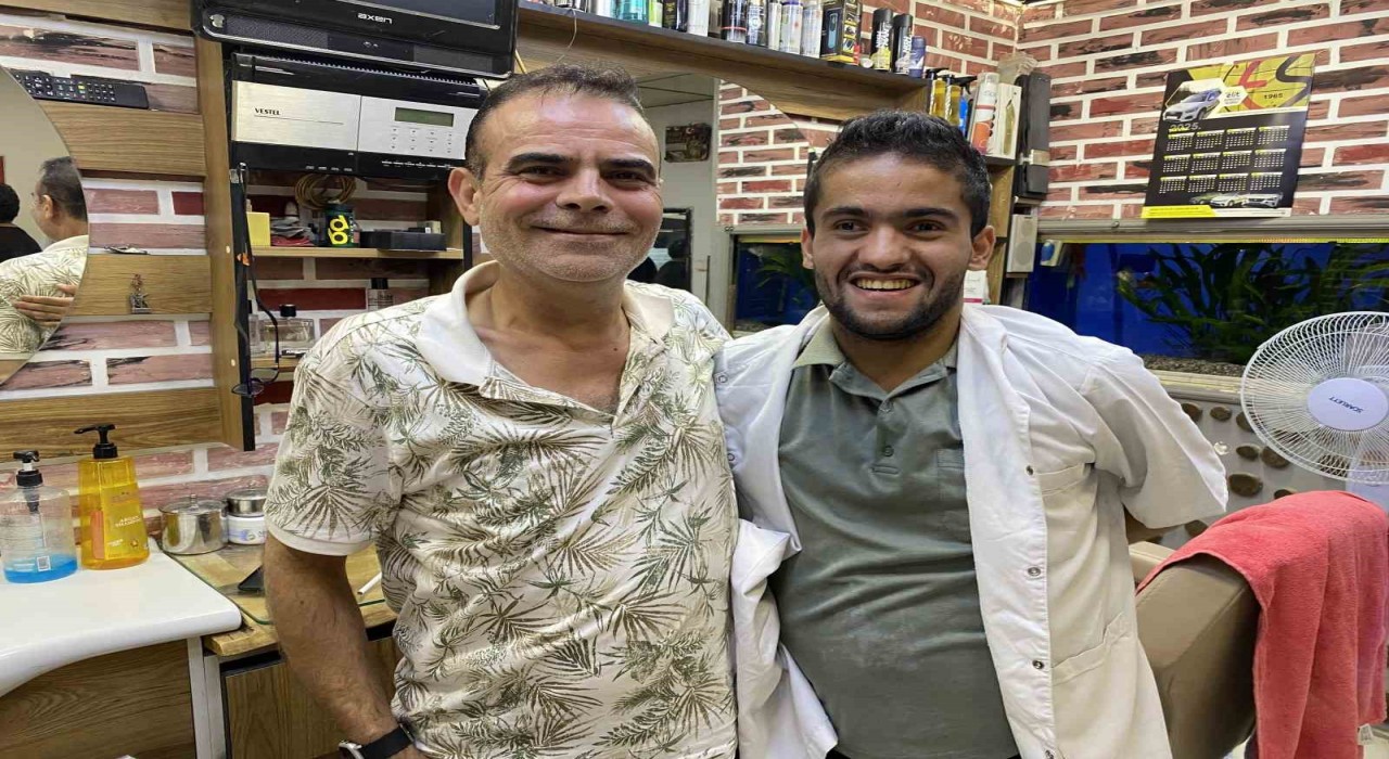 Mahalle berberi, 16 yıldır müşterisi olan zihinsel engelli Faruku evladı gibi sahiplendi