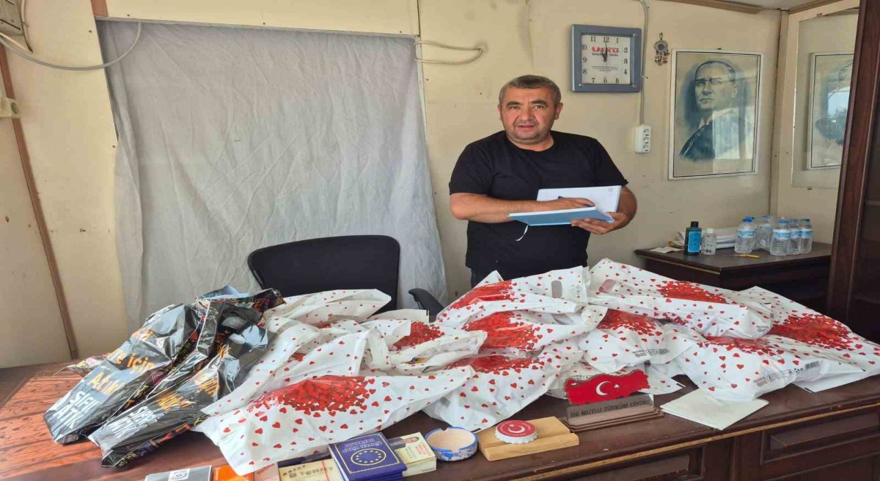 Mahalle muhtarından öğrencilere kırtasiye yardımı