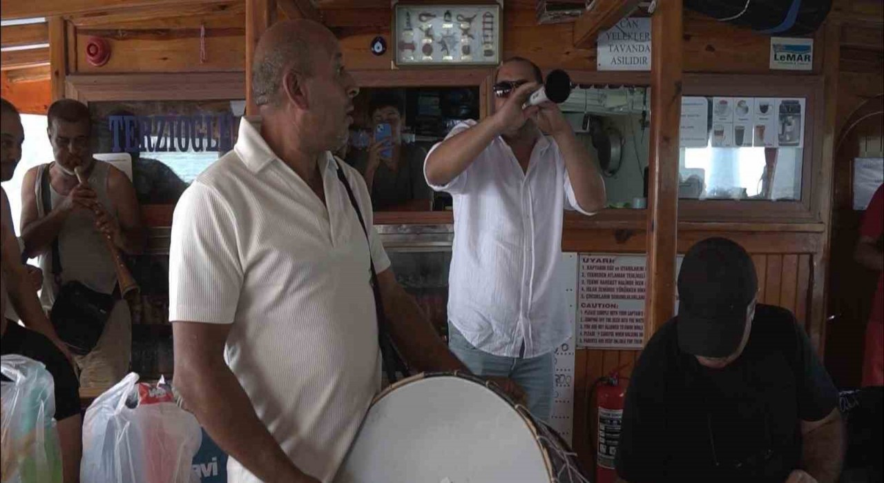 Mahalleliden denizin ortasında davul zurnalı eğlence