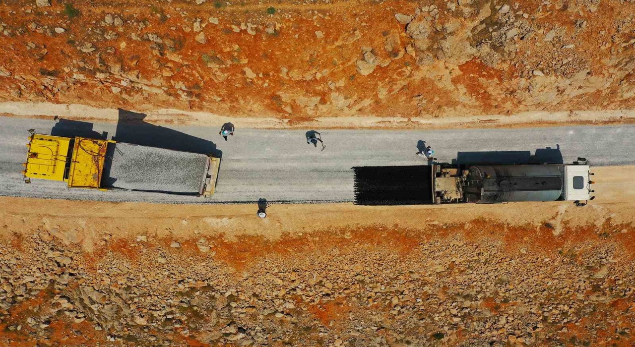 Malatya Büyükşehir Belediyesinin kırsaldaki yol mesaisi sürüyor
