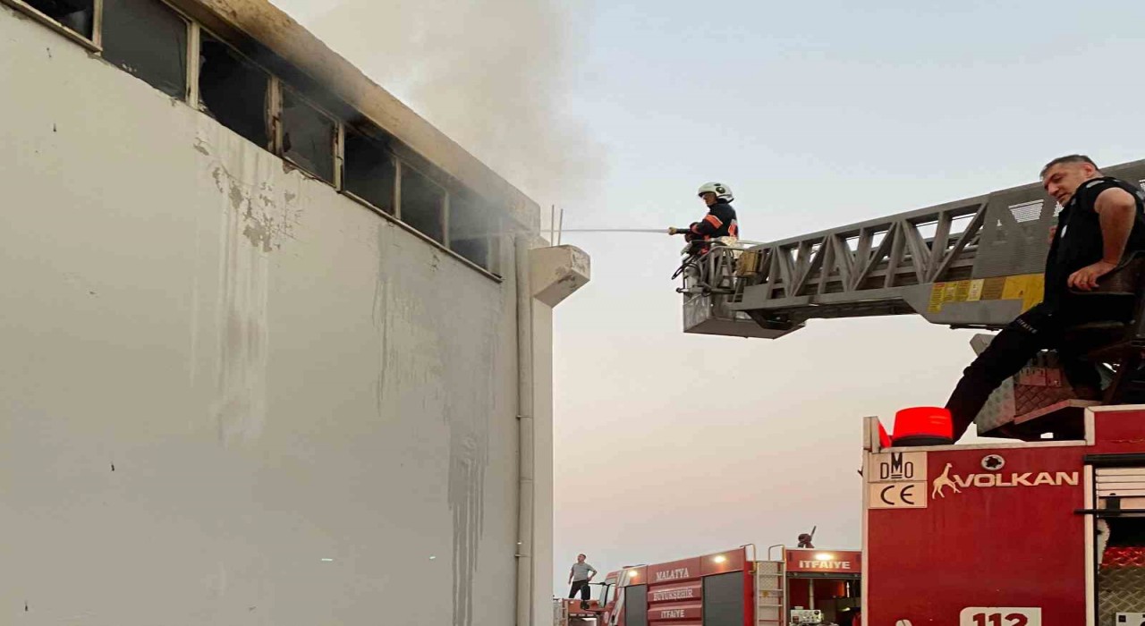 Malatyada fabrika yangını paniğe neden oldu