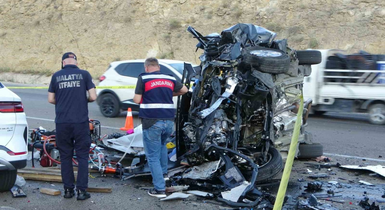 Malatyada hafif ticari araç ile otomobil kafa kafaya çarpıştı: 4 ölü, 2 yaralı