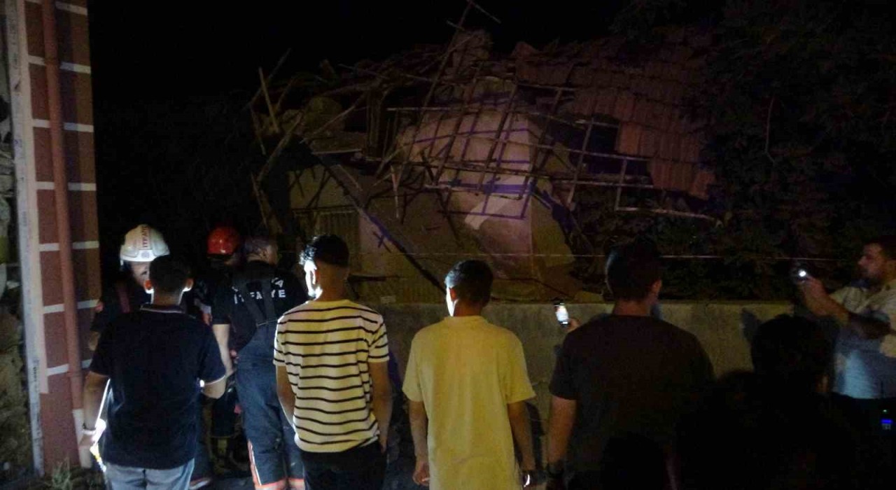 Malatyada hasarlı evin çatısı çöktü