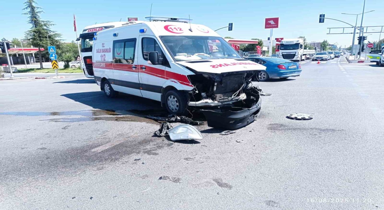 Malatyada kaza ihbarına giden ambulans kaza yaptı