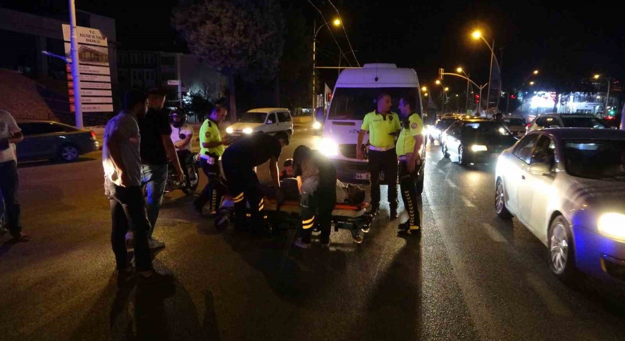 Malatyada motokurye kazada yaralandı