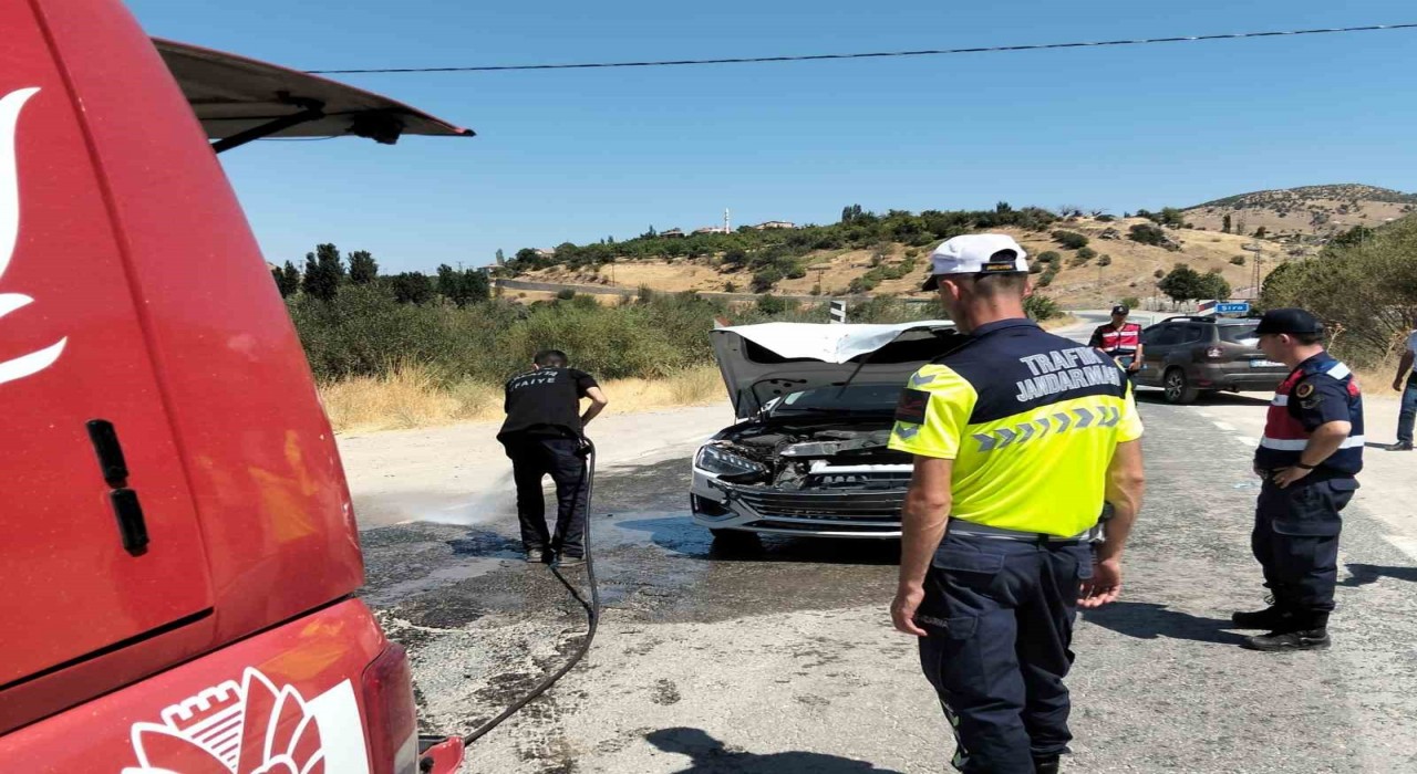 Malatyada otomobil ile çapa motoru çarpıştı: 3 yaralı