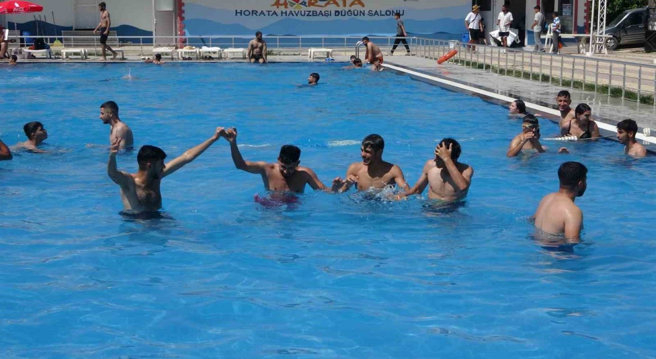 Malatyada sıcak havalardan bunalan vatandaşlar havuzlara akın etti