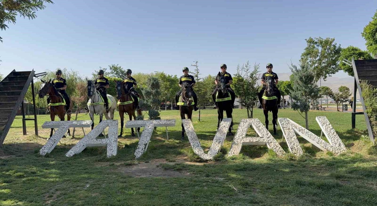 Malazgirt etkinlikleri öncesi atlı polislerden Tatvanda devriye
