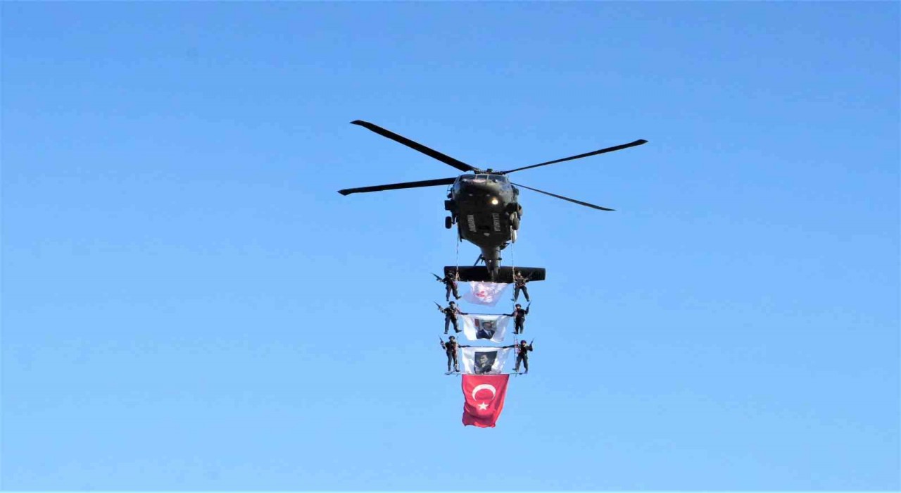 Malazgirt Zaferinin 954. yıl dönümünde jandarma helikopterlerinden nefes kesen gösteri