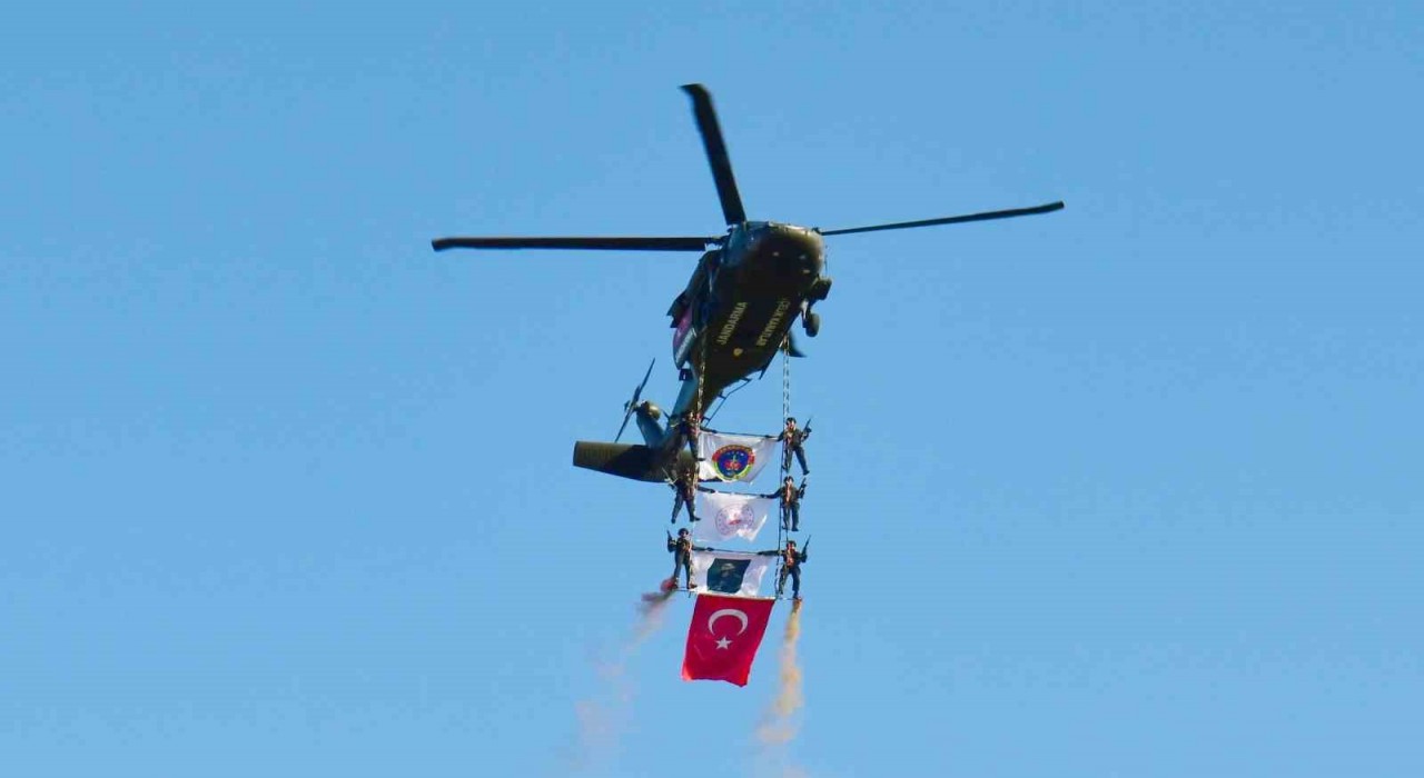 Malazgirtte Çelik Kanatlar göz kamaştırdı