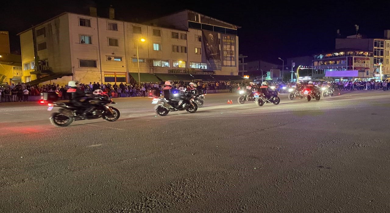 Malazgirtte zaferin 954. yıldönümünde meşaleler ve Türk bayraklarıyla fener alayı düzenlendi