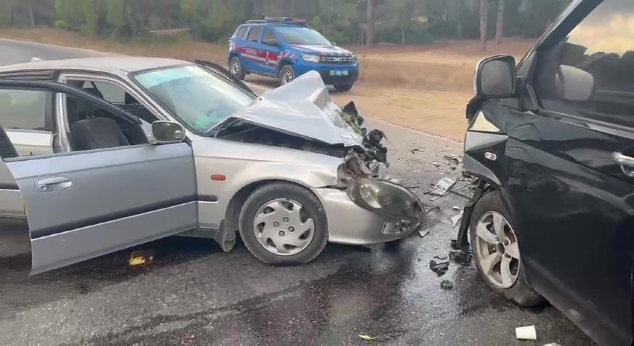Manavgatta otomobil ile ticari araç çarpıştı: 3 yaralı