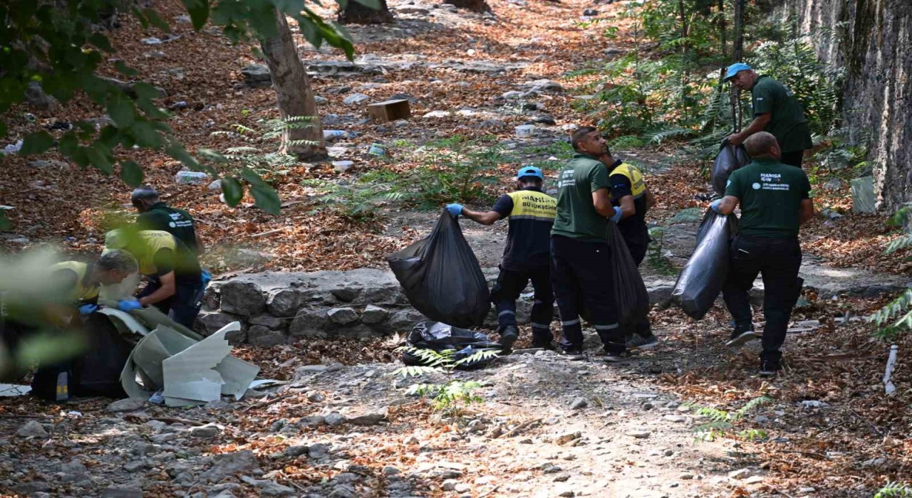 Manisa Büyükşehir Çaybaşı Deresinin rutin temizliğini tamamladı