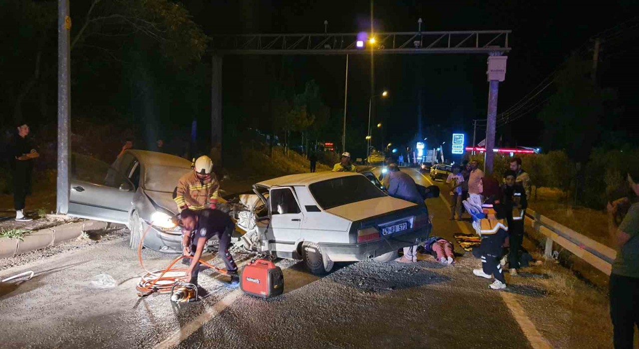 Manisada iki otomobil kafa kafaya çarpıştı: 7 yaralı