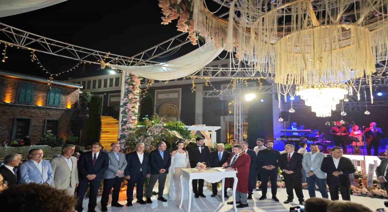 Manisada siyaset dünyası bu düğünde buluştu