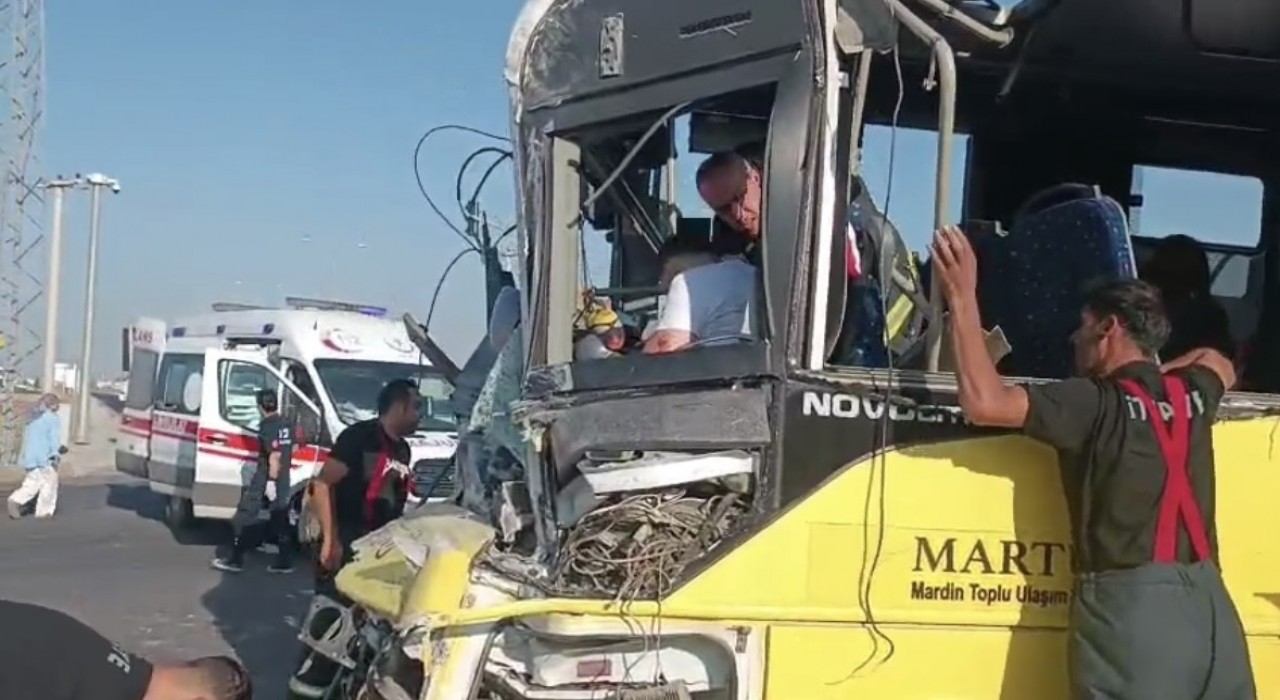 Mardinde halk otobüsü ile tır çarpıştı: 1 ölü, 11 yaralı