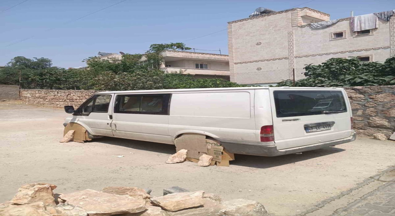 Mardinde minibüs sürücüsü, aracın tekerlerini sıcaktan korumak için kartonla kapattı