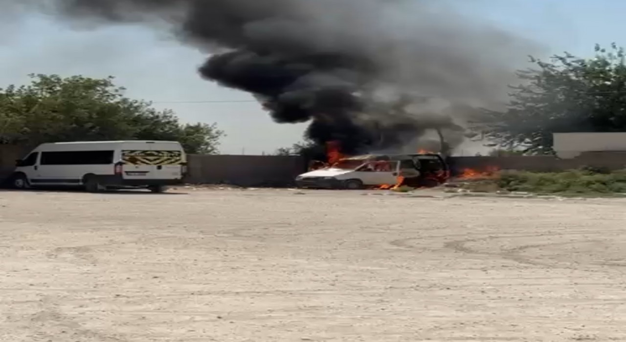 Mardinde park halindeki araç alev topuna döndü