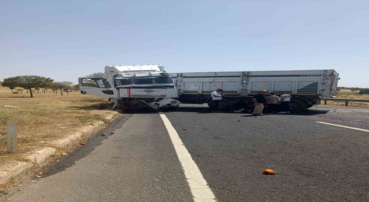 Mardinde tır ile otomobil çarpıştı: 2 yaralı