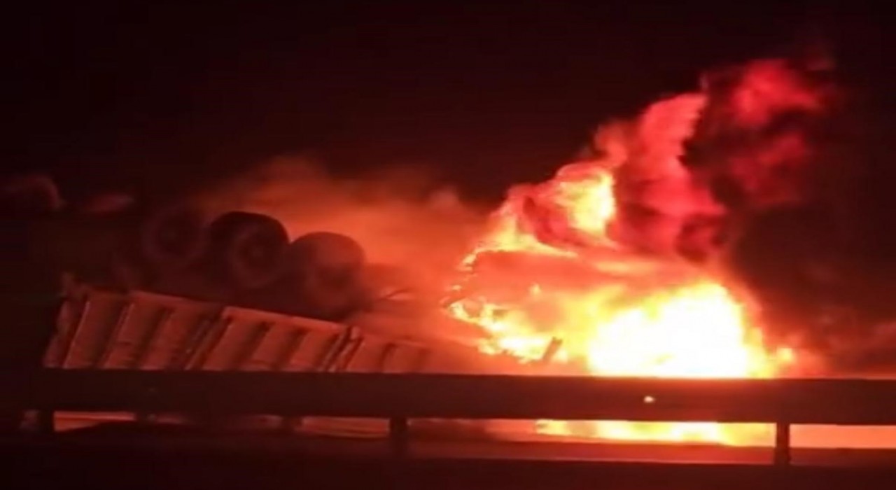 Mardinde tır sürücüsü, aracında yanarak hayatını kaybetti