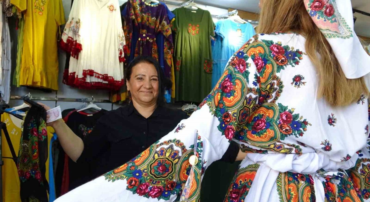 Mardinde yöresel kıyafetler turistlerin ilgi odağı oldu
