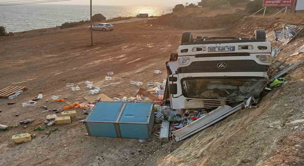 Market kamyonu şarampole devrildi: Yaralanan olmadı