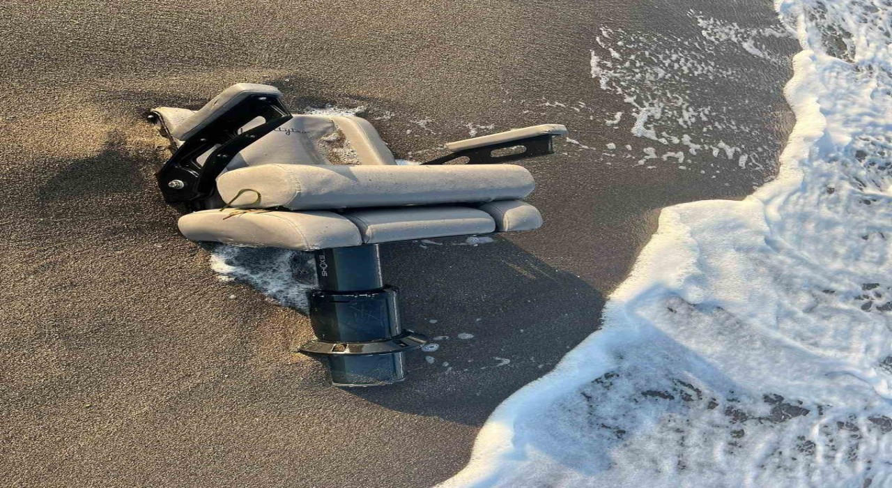 Marmara Denizinde parçalanmış şekilde bulunan yatın koltuğu Çanakkalede karaya vurdu