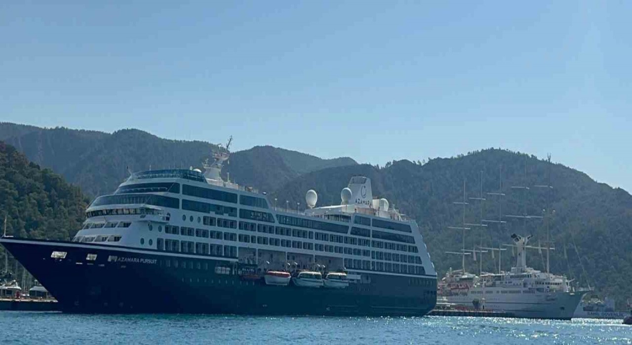 Marmarise iki dev yolcu gemisi geldi