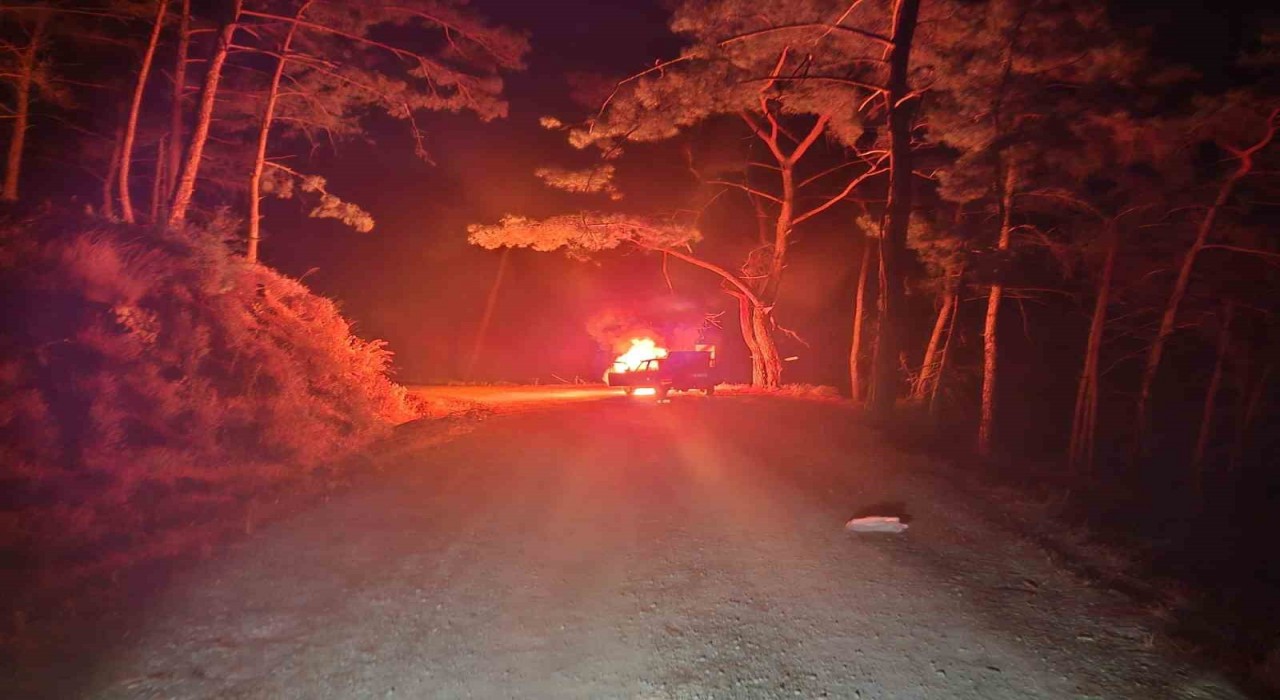 Marmariste araç yangını ormana sıçramadan söndürüldü