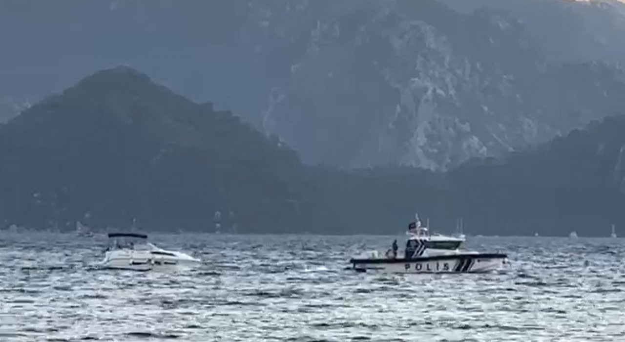 Marmariste denizde arızalanan teknedeki vatandaşlar polis botu ile kurtarıldı