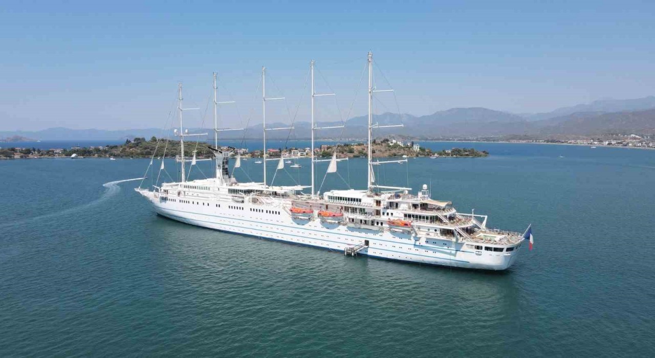Mega yelkenli yolcu gemisi Club Med 2 Fethiyede