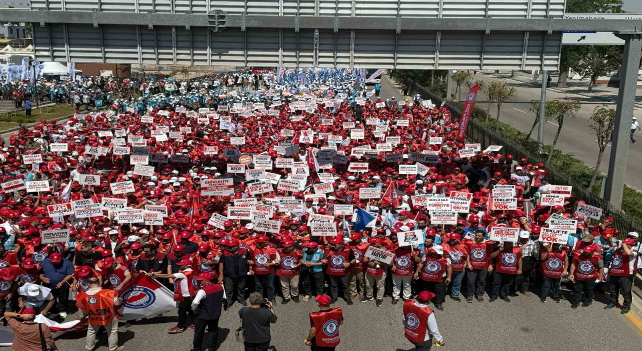 Memur-Sen üyeleri Hazine ve Maliye Bakanlığına yürüdü