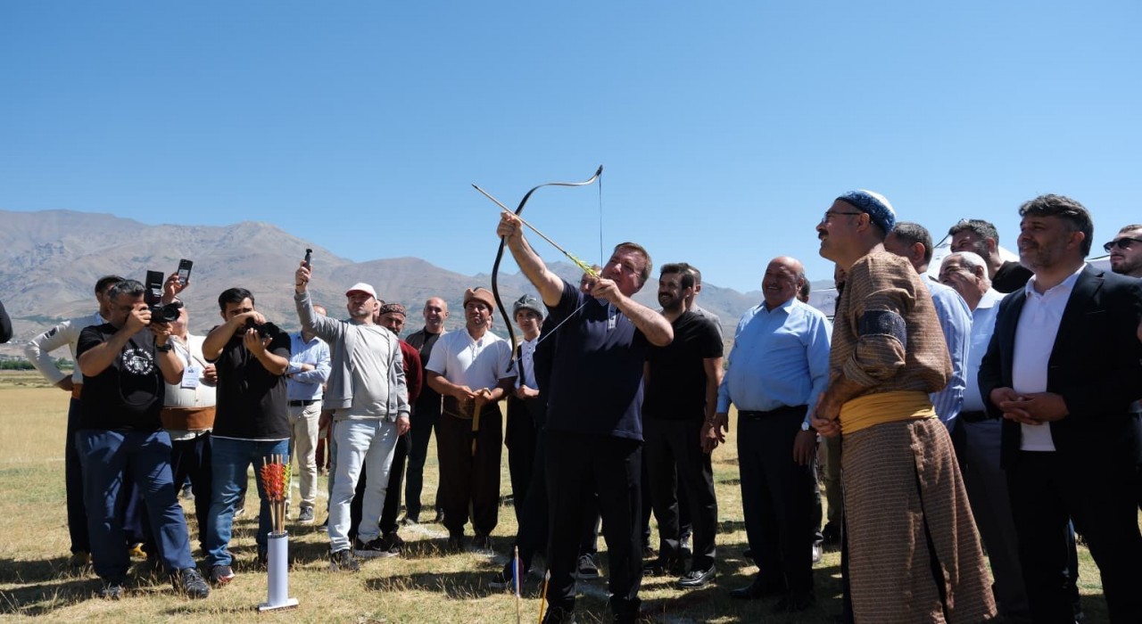 Mengücek Melik Gazi Menzil Okçuluğu müsabakaları başladı