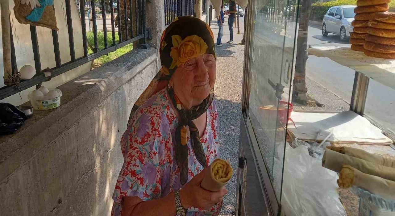 Mensure Teyzenin çalışma azmi görenleri şaşırtıyor