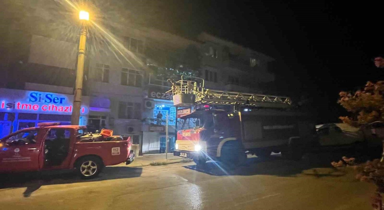 Menteşede çatıya atılan sigara itfaiyeli alarma geçirdi